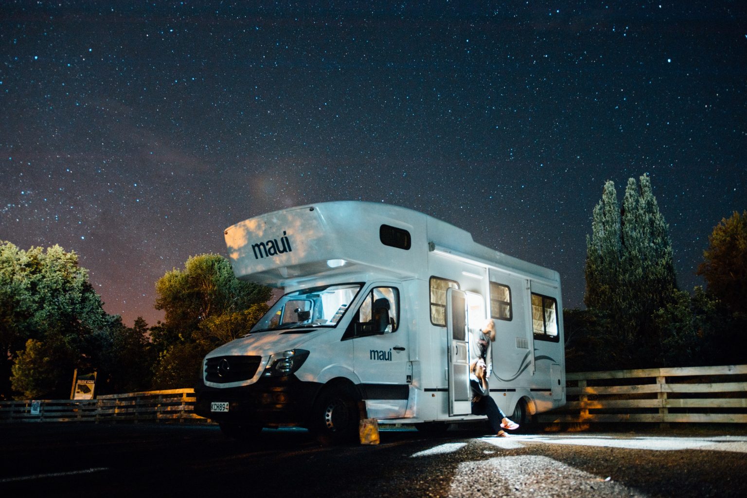 motorhome estacionado à noite
